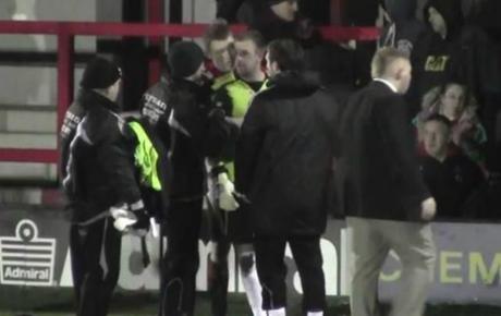 Follia in Inghilterra: il portiere del Kingstonian picchia i tifosi! [VIDEO]