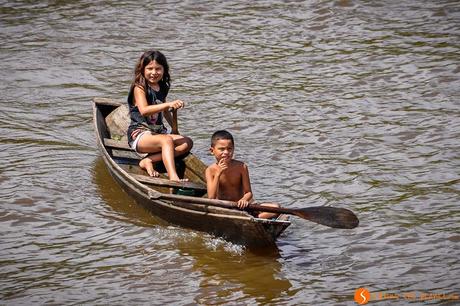 Viaggio in Amazzonia - Bambini locali in canoa