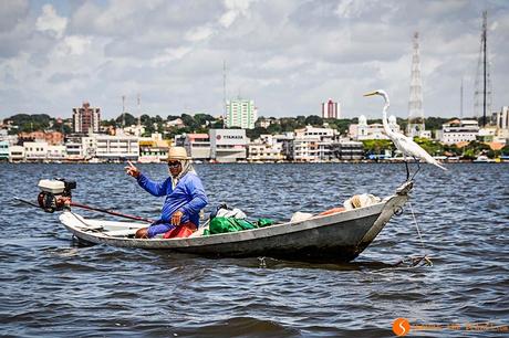 Viaggio in Amazzonia - un locale che saluta