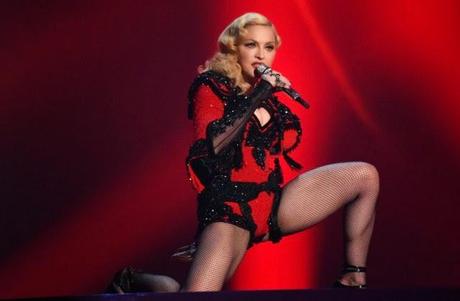 Video della caduta di Madonna ai Brit Awards 2015