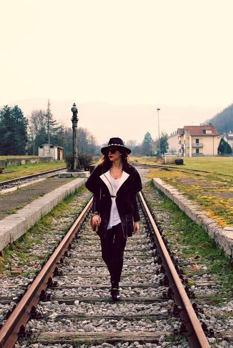 Outfit: Leggings in pelle, tshirt bianca e i miei nuovi occhiali Hunters