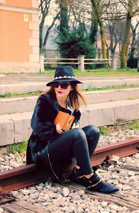 Outfit: Leggings in pelle, tshirt bianca e i miei nuovi occhiali Hunters