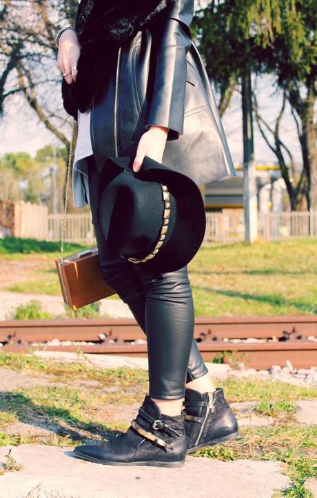 Outfit: Leggings in pelle, tshirt bianca e i miei nuovi occhiali Hunters