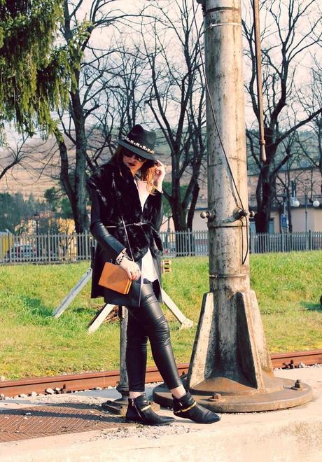 Outfit: Leggings in pelle, tshirt bianca e i miei nuovi occhiali Hunters