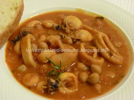 Zuppa con ceci, seppioline, anelli di totano e pomodoro