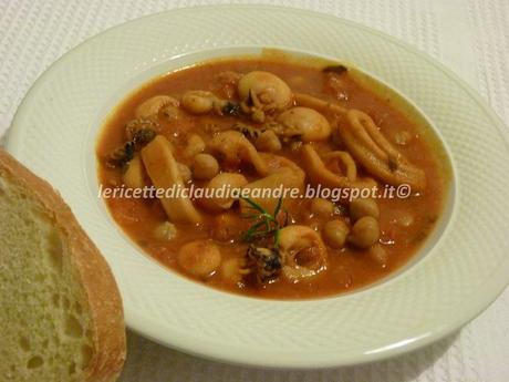 Zuppa con ceci, seppioline, anelli di totano e pomodoro