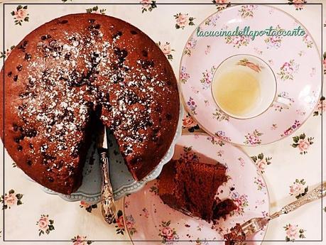 Torta al cioccolato, senza lattosio e cotta nel fornetto sul fornello / Chocolate cake, lactose and cooked in the oven on the stove Torta al cioccolato, senza lattosio e cotta nel fornetto sul fornello / Chocolate cake, lactose and cooked in the oven on the stove