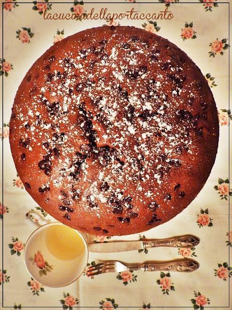 Torta al cioccolato, senza lattosio e cotta nel fornetto sul fornello / Chocolate cake, lactose and cooked in the oven on the stove Torta al cioccolato, senza lattosio e cotta nel fornetto sul fornello / Chocolate cake, lactose and cooked in the oven on the stove