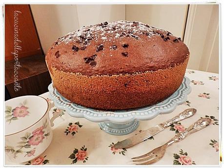 Torta al cioccolato, senza lattosio e cotta nel fornetto sul fornello / Chocolate cake, lactose and cooked in the oven on the stove Torta al cioccolato, senza lattosio e cotta nel fornetto sul fornello / Chocolate cake, lactose and cooked in the oven on the stove