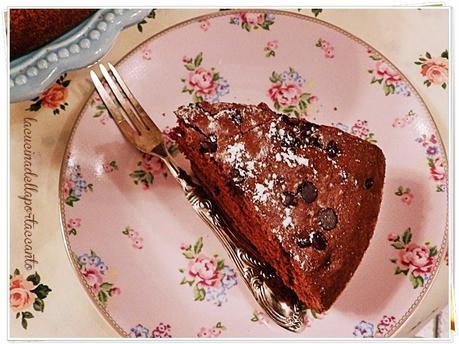 Torta al cioccolato, senza lattosio e cotta nel fornetto sul fornello / Chocolate cake, lactose and cooked in the oven on the stove Torta al cioccolato, senza lattosio e cotta nel fornetto sul fornello / Chocolate cake, lactose and cooked in the oven on the stove