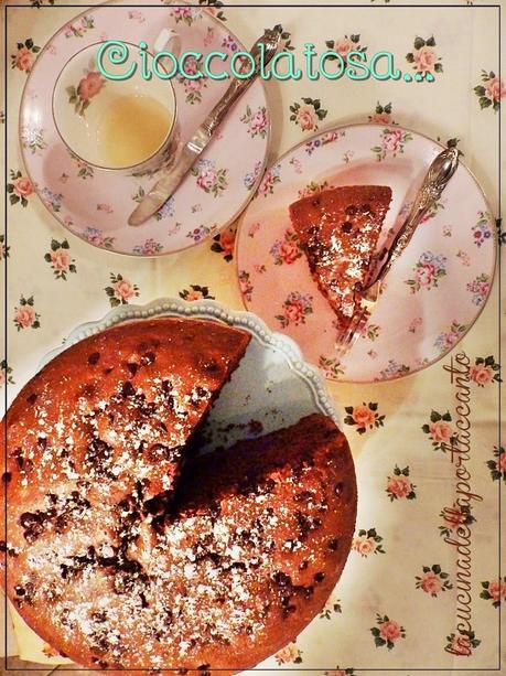 Torta al cioccolato, senza lattosio e cotta nel fornetto sul fornello / Chocolate cake, lactose and cooked in the oven on the stove Torta al cioccolato, senza lattosio e cotta nel fornetto sul fornello / Chocolate cake, lactose and cooked in the oven on the stove