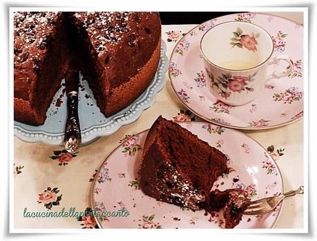 Torta al cioccolato, senza lattosio e cotta nel fornetto sul fornello / Chocolate cake, lactose and cooked in the oven on the stove Torta al cioccolato, senza lattosio e cotta nel fornetto sul fornello / Chocolate cake, lactose and cooked in the oven on the stove