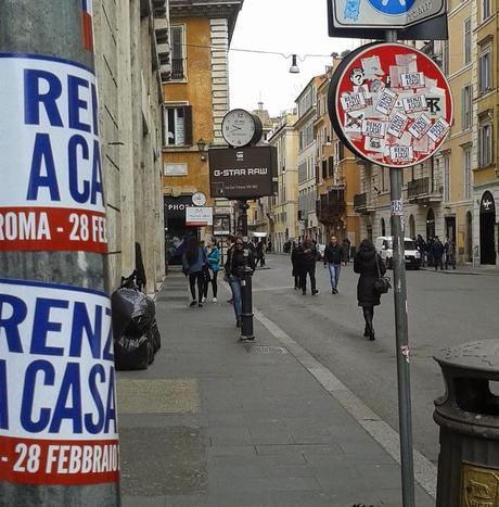 C'è solo un vandalo incivile peggiore dei #MaiConSalvini: Matteo Salvini stesso. Centro di Roma distrutto di adesivi illegali