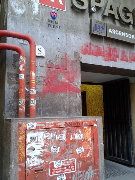C'è solo un vandalo incivile peggiore dei #MaiConSalvini: Matteo Salvini stesso. Centro di Roma distrutto di adesivi illegali