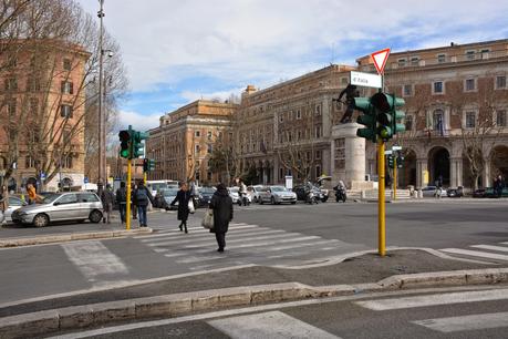 Non si fermano i delinquenti che manomettono i semafori. Il caso di Porta Pia: pedoni in grave pericolo, vigili urbani se ne fottono