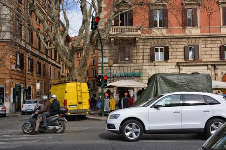 Non si fermano i delinquenti che manomettono i semafori. Il caso di Porta Pia: pedoni in grave pericolo, vigili urbani se ne fottono