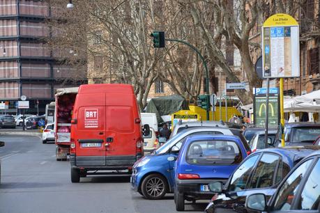 Non si fermano i delinquenti che manomettono i semafori. Il caso di Porta Pia: pedoni in grave pericolo, vigili urbani se ne fottono