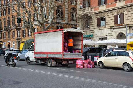 Non si fermano i delinquenti che manomettono i semafori. Il caso di Porta Pia: pedoni in grave pericolo, vigili urbani se ne fottono