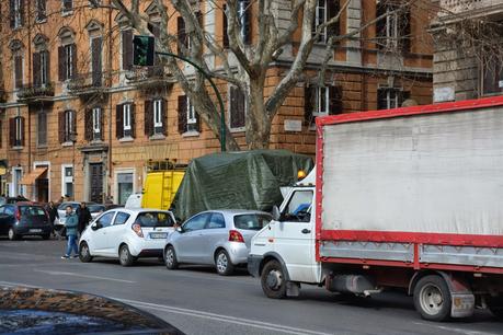 Non si fermano i delinquenti che manomettono i semafori. Il caso di Porta Pia: pedoni in grave pericolo, vigili urbani se ne fottono