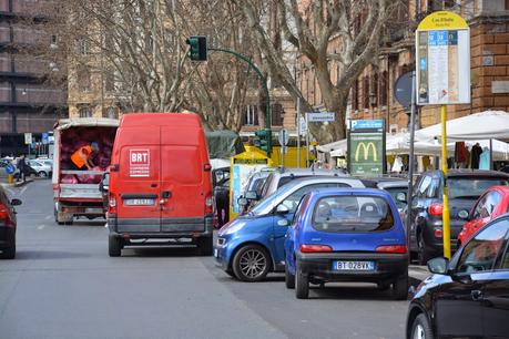 Non si fermano i delinquenti che manomettono i semafori. Il caso di Porta Pia: pedoni in grave pericolo, vigili urbani se ne fottono