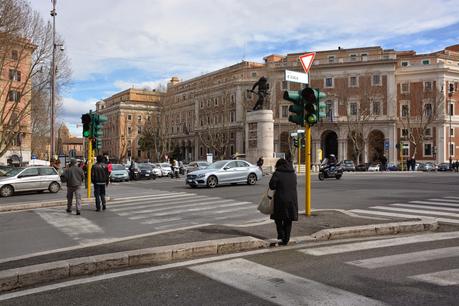 Non si fermano i delinquenti che manomettono i semafori. Il caso di Porta Pia: pedoni in grave pericolo, vigili urbani se ne fottono