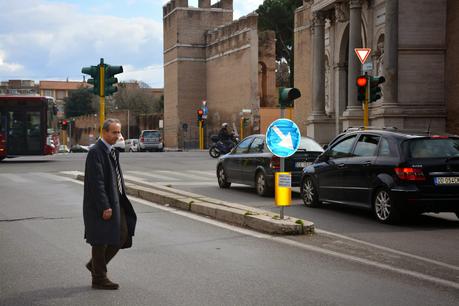 Non si fermano i delinquenti che manomettono i semafori. Il caso di Porta Pia: pedoni in grave pericolo, vigili urbani se ne fottono