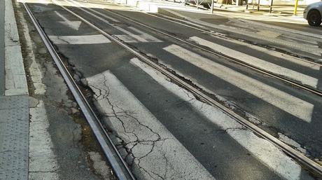 Ex fiore all'occhiello della città, oggi il tram 8 si fa largo a fatica in un mare di zella e monnezza. Reportage in 18 foto