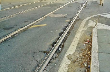 Ex fiore all'occhiello della città, oggi il tram 8 si fa largo a fatica in un mare di zella e monnezza. Reportage in 18 foto