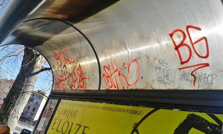 Ex fiore all'occhiello della città, oggi il tram 8 si fa largo a fatica in un mare di zella e monnezza. Reportage in 18 foto