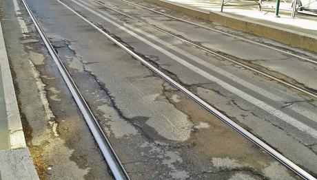 Ex fiore all'occhiello della città, oggi il tram 8 si fa largo a fatica in un mare di zella e monnezza. Reportage in 18 foto