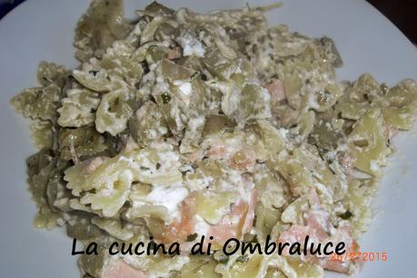 Farfalle con ricotta, salmone e gambi di carciofo