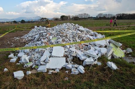 Vanno col camion a sversare illegalmente rifiuti nel Parco dell'Appia Antica e rimangono impantanati nel fango. Ecco storia e foto