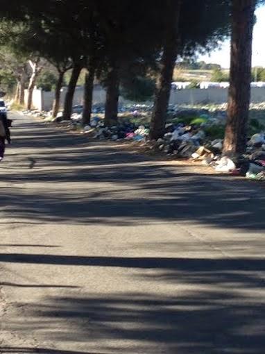 L'oceano di immondizie attorno allo stabilimento Ama di Rocca Cencia.
Se ne accorgono anche i ragazzini (che ci scrivono), ma non
l'amministrazione