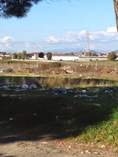 L'oceano di immondizie attorno allo stabilimento Ama di Rocca Cencia.
Se ne accorgono anche i ragazzini (che ci scrivono), ma non
l'amministrazione