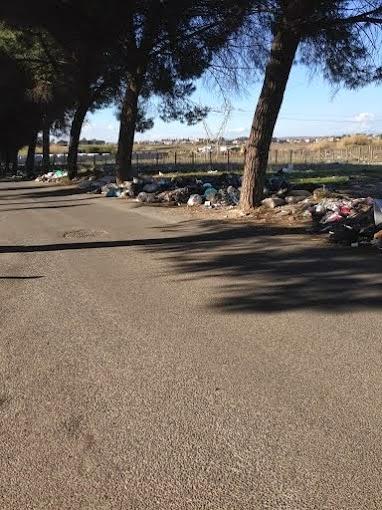 L'oceano di immondizie attorno allo stabilimento Ama di Rocca Cencia.
Se ne accorgono anche i ragazzini (che ci scrivono), ma non
l'amministrazione