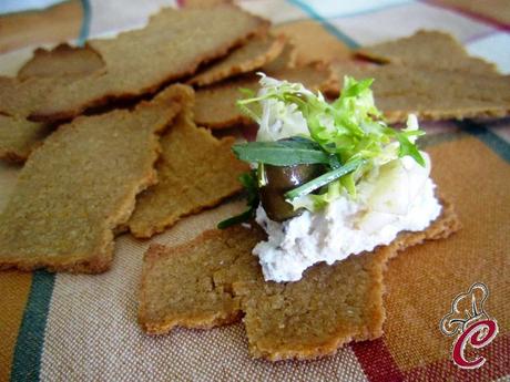 Crackers 'maltagliati' di cous cous integrale: storie di comune dipendenza e di insolite strategie