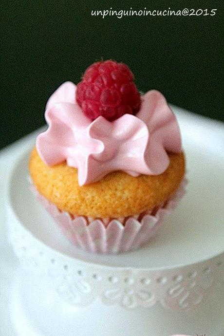 Mini cupcake allo spumante con lamponi