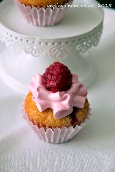 Mini cupcake allo spumante con lamponi