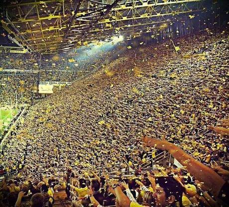 (VIDEO)The Yellow Wall celebrating with players the victory vs Schalke 04 28.02.2015 ‪#‎thisisfootball