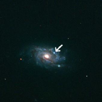 SN2012EC indicata dalla freccia nella galassia NGC1084