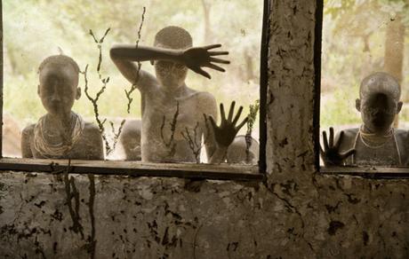 278978-400-629-1-100-Bambini-dstevemccurryella-trib-Kara-che-guardano-attraverso-le-finestre-Omo-Valley-Ethiopia-2013Steve-McCurry