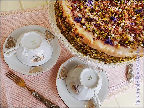 Pan di Spagna lievitato all'acqua di rose, glassato al tè verde... e buon compleanno! / Sponge cake leavened with rose water, glazed with green tea