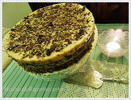 Pan di Spagna lievitato all'acqua di rose, glassato al tè verde... e buon compleanno! / Sponge cake leavened with rose water, glazed with green tea