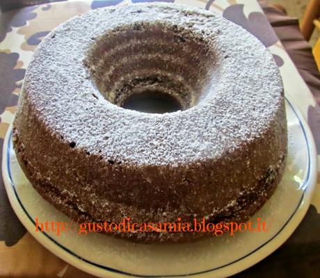 Ciambella all'acqua con nocciole e cioccolato