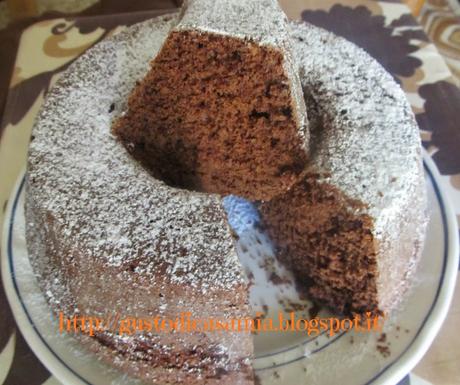 Ciambella all'acqua con nocciole e cioccolato