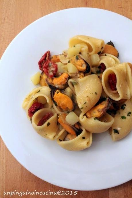 Conchiglioni con cozze, patate e pomodori ciliegini semisecchi