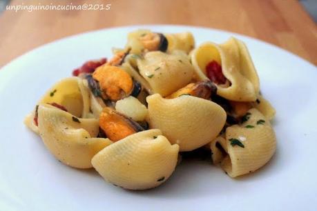 Conchiglioni con cozze, patate e pomodori ciliegini semisecchi