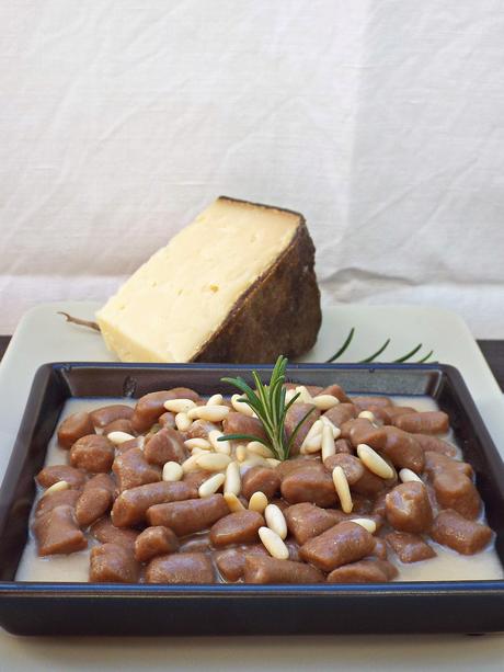 Gnocchi alle castagne con fonduta di Gran Mugello Ubaldino e pinoli tostati