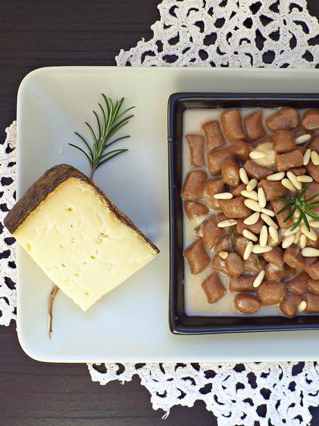 Gnocchi alle castagne con fonduta di Gran Mugello Ubaldino e pinoli tostati