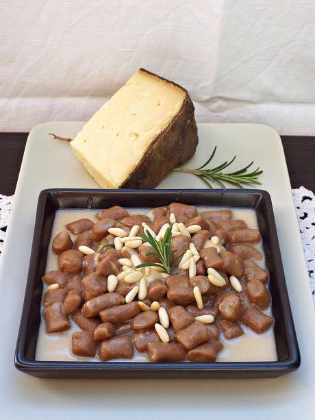 Gnocchi alle castagne con fonduta di Gran Mugello Ubaldino e pinoli tostati